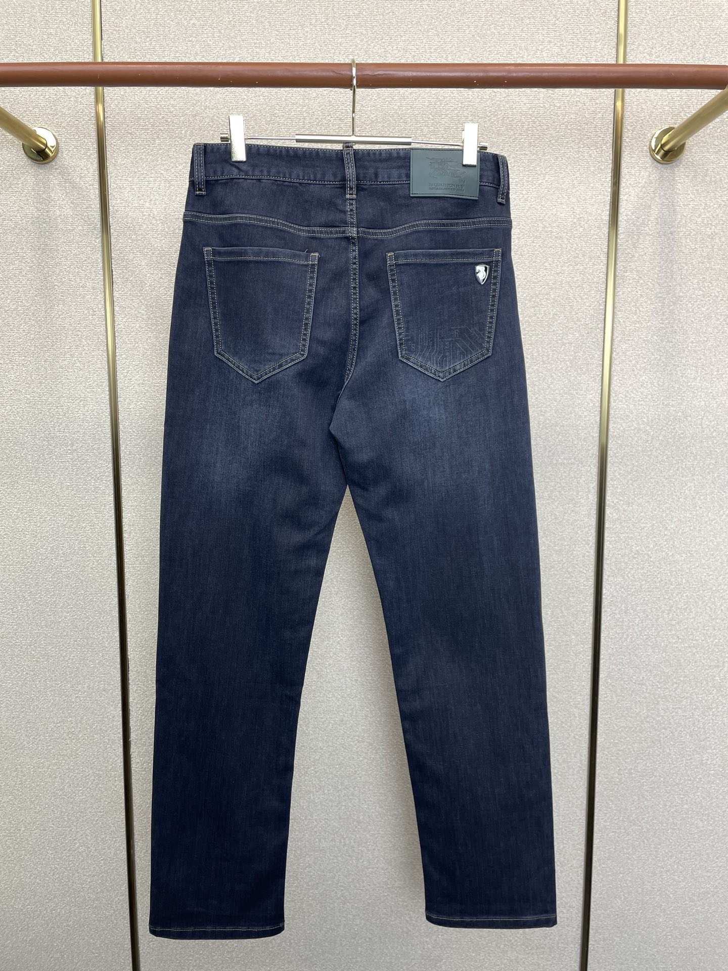 Burberry巴宝莉💥独家专供新款休闲牛仔裤👖高端版本 专柜定制面料 透气舒适度高，细节无可挑剔，品牌元素设计理念，体