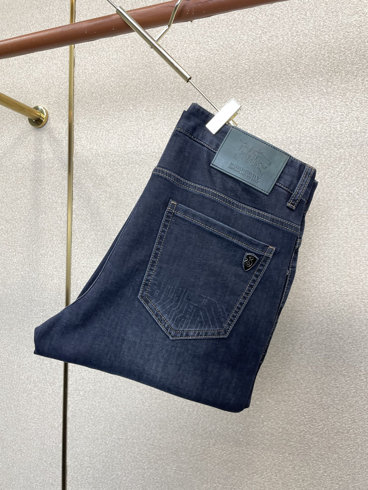 Burberry巴宝莉💥独家专供新款休闲牛仔裤👖高端版本 专柜定制面料 透气舒适度高，细节无可挑剔，品牌元素设计理念，体