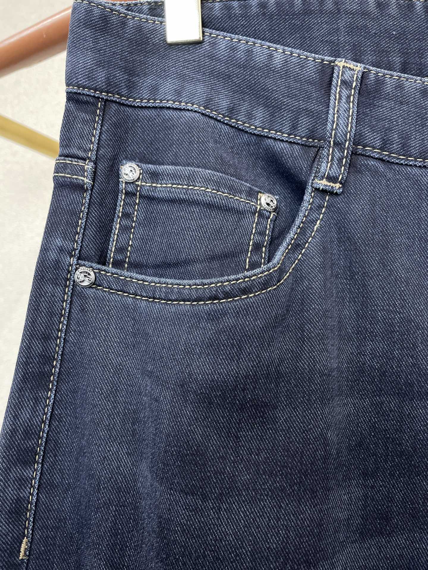 Burberry巴宝莉💥独家专供新款休闲牛仔裤👖高端版本 专柜定制面料 透气舒适度高，细节无可挑剔，品牌元素设计理念，体