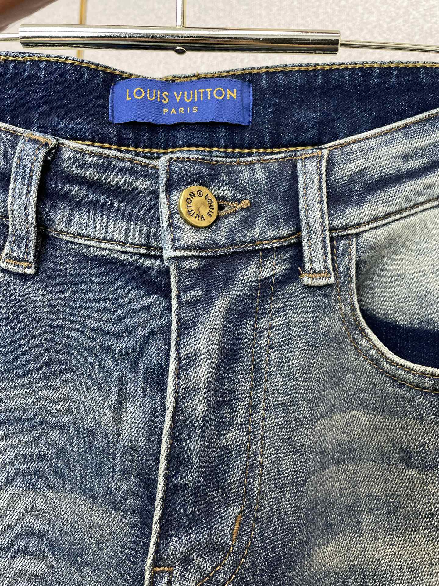 Louis Vuitton路易威登💥独家专供新款休闲牛仔裤👖高端版本 专柜定制面料 透气舒适度高，细节无可挑剔，品牌元素