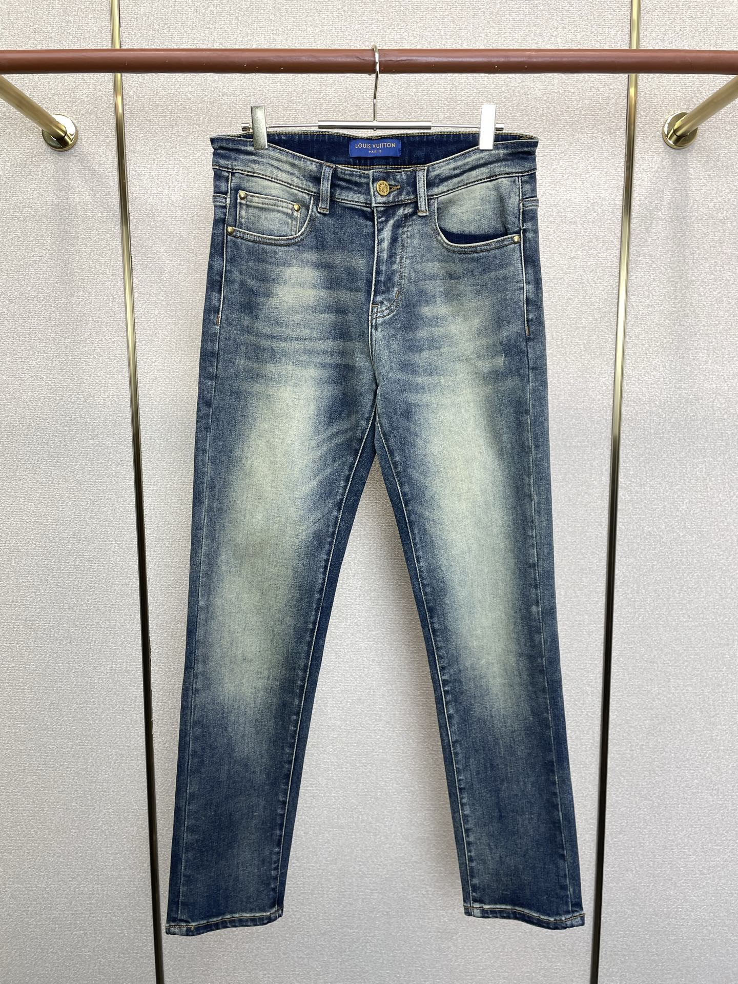 Louis Vuitton路易威登💥独家专供新款休闲牛仔裤👖高端版本 专柜定制面料 透气舒适度高，细节无可挑剔，品牌元素