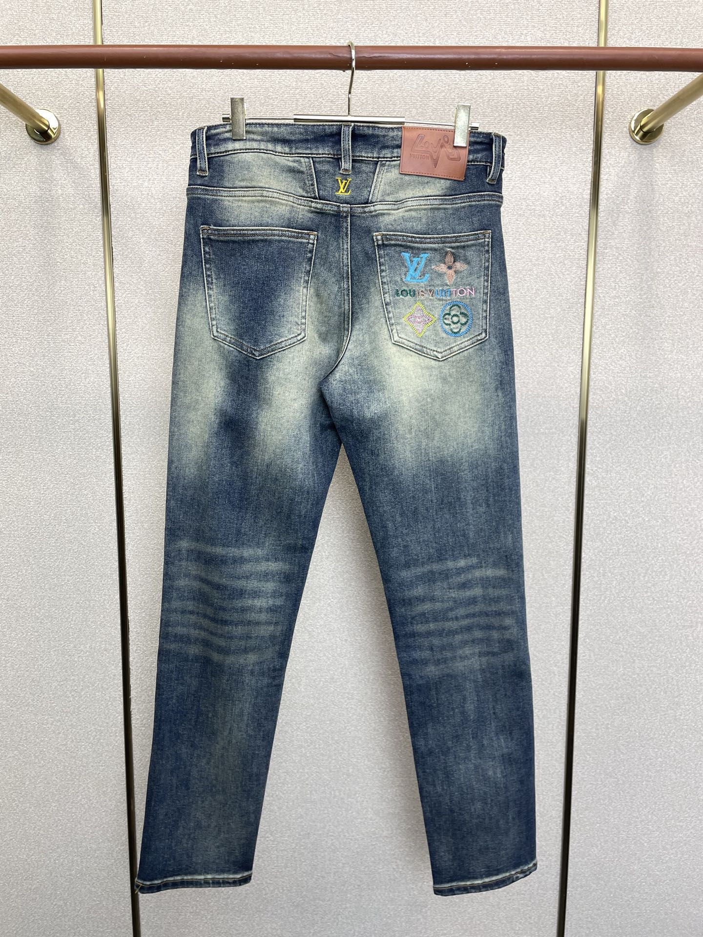 Louis Vuitton路易威登💥独家专供新款休闲牛仔裤👖高端版本 专柜定制面料 透气舒适度高，细节无可挑剔，品牌元素