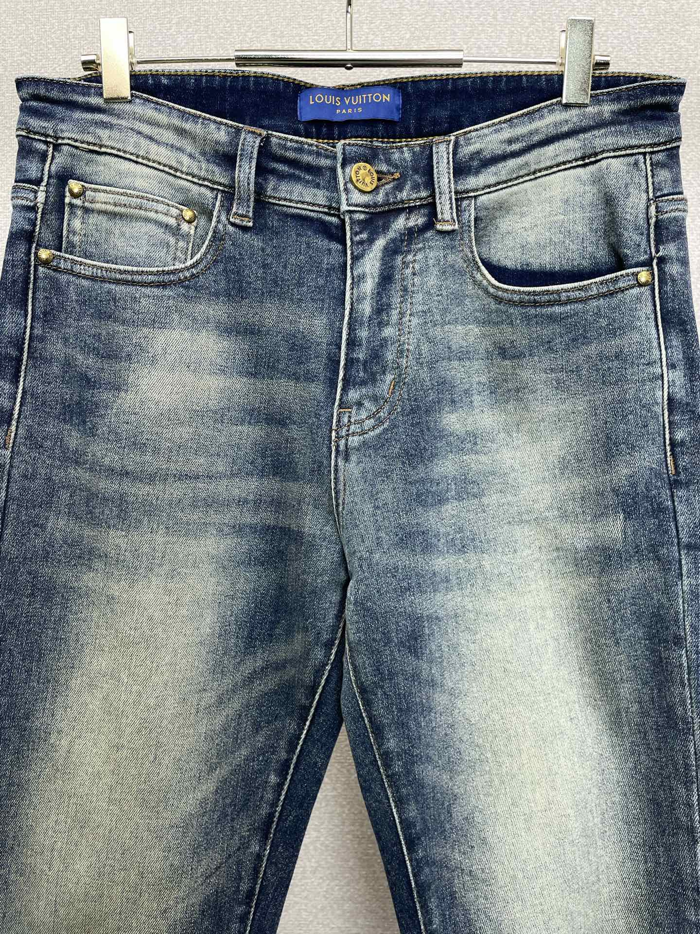 Louis Vuitton路易威登💥独家专供新款休闲牛仔裤👖高端版本 专柜定制面料 透气舒适度高，细节无可挑剔，品牌元素
