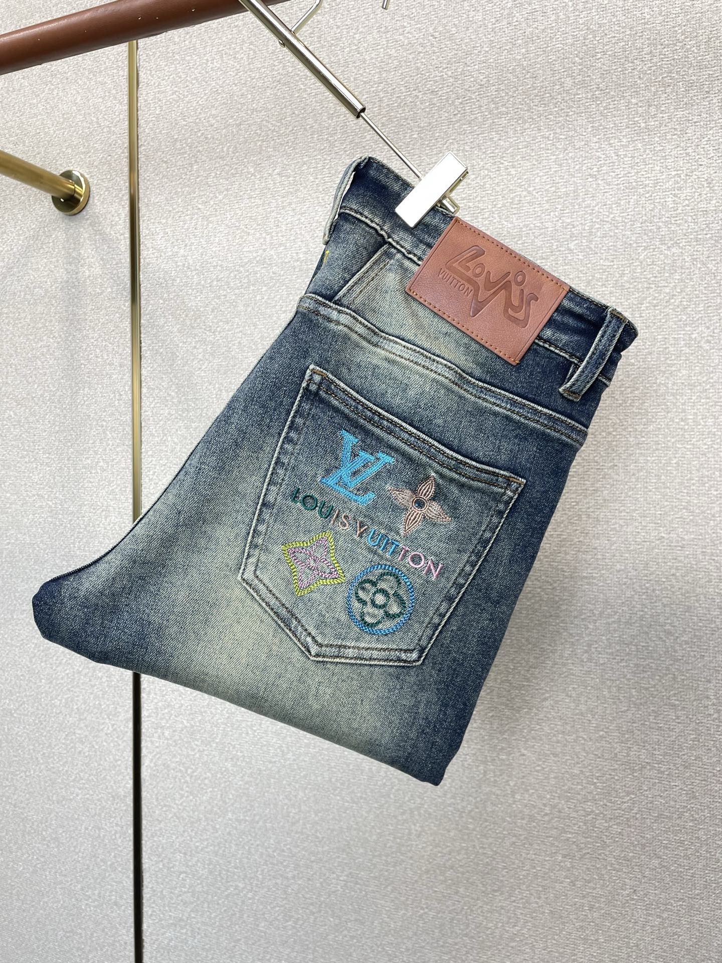 Louis Vuitton路易威登💥独家专供新款休闲牛仔裤👖高端版本 专柜定制面料 透气舒适度高，细节无可挑剔，品牌元素