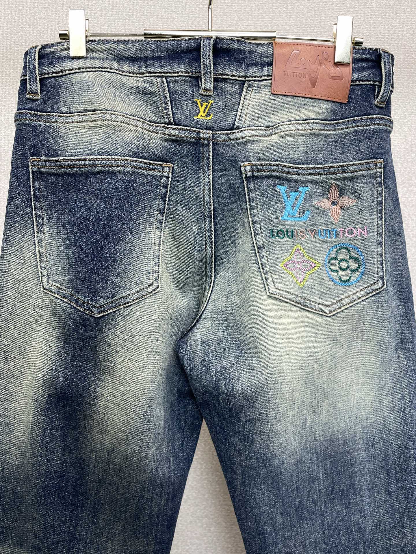 Louis Vuitton路易威登💥独家专供新款休闲牛仔裤👖高端版本 专柜定制面料 透气舒适度高，细节无可挑剔，品牌元素