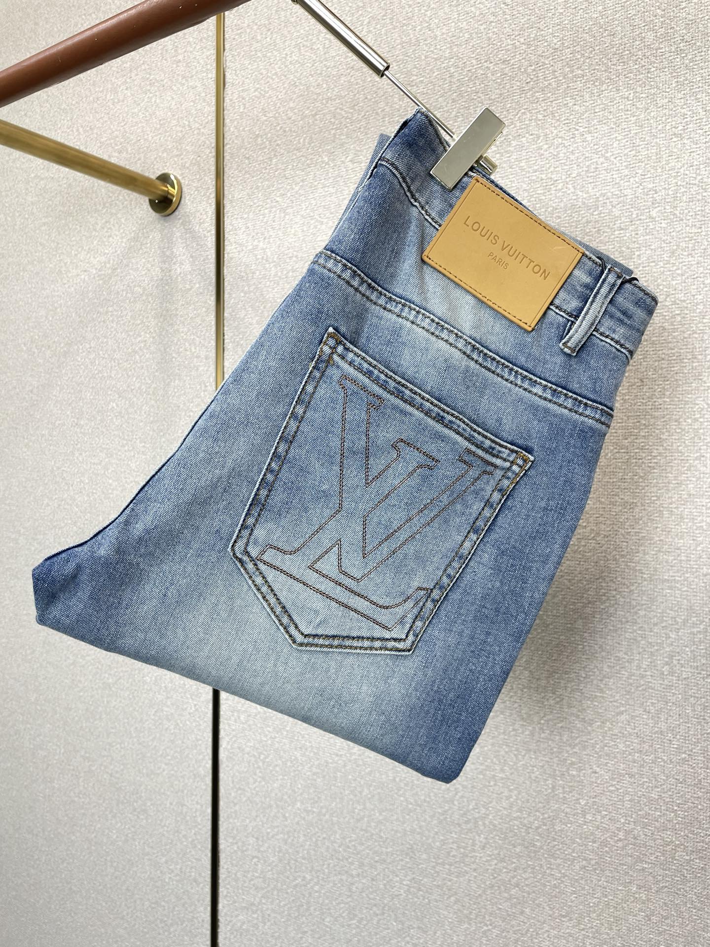 Louis Vuitton路易威登💥独家专供新款休闲牛仔裤👖高端版本 专柜定制面料 透气舒适度高，细节无可挑剔，品牌元素