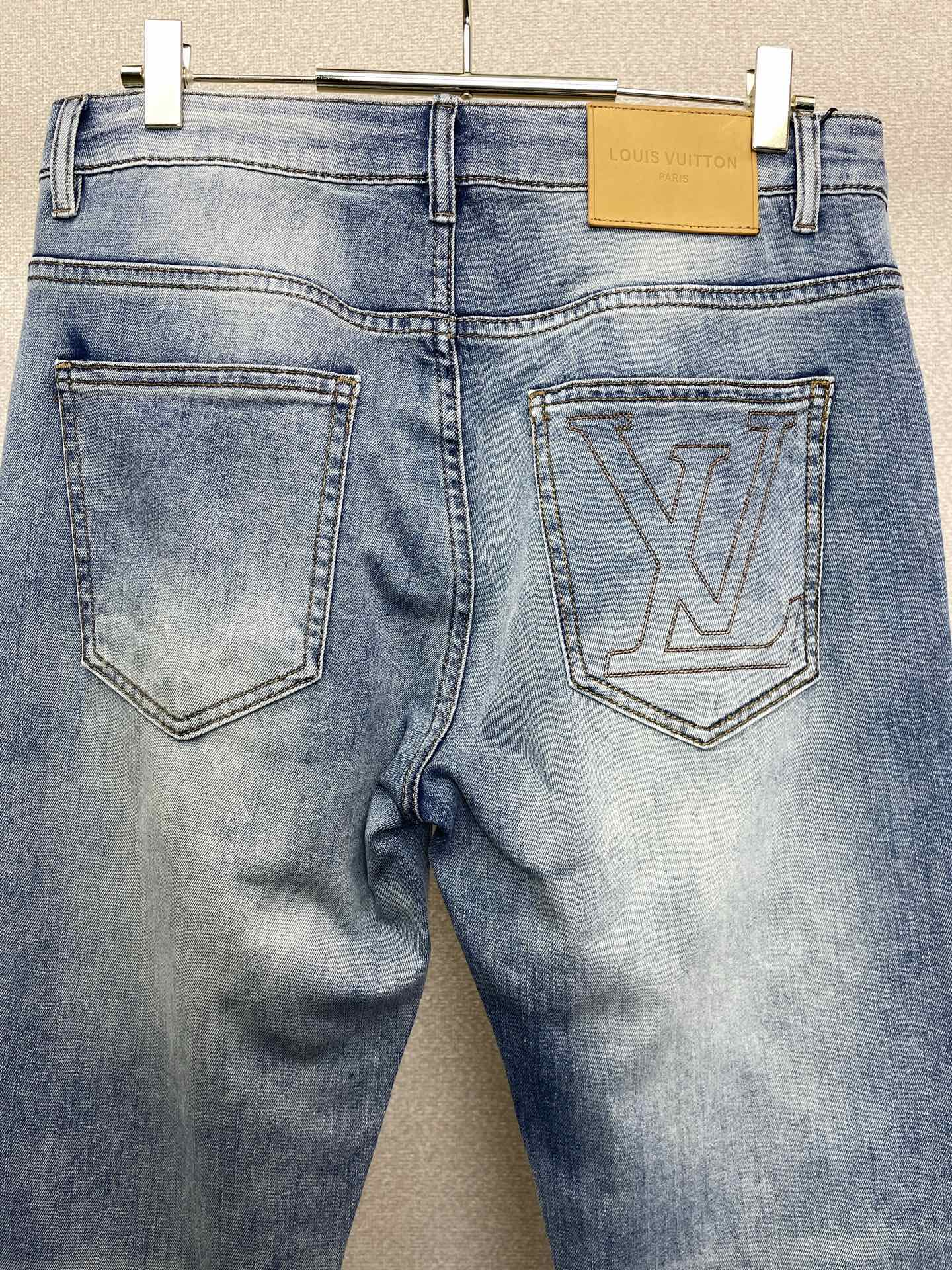 Louis Vuitton路易威登💥独家专供新款休闲牛仔裤👖高端版本 专柜定制面料 透气舒适度高，细节无可挑剔，品牌元素
