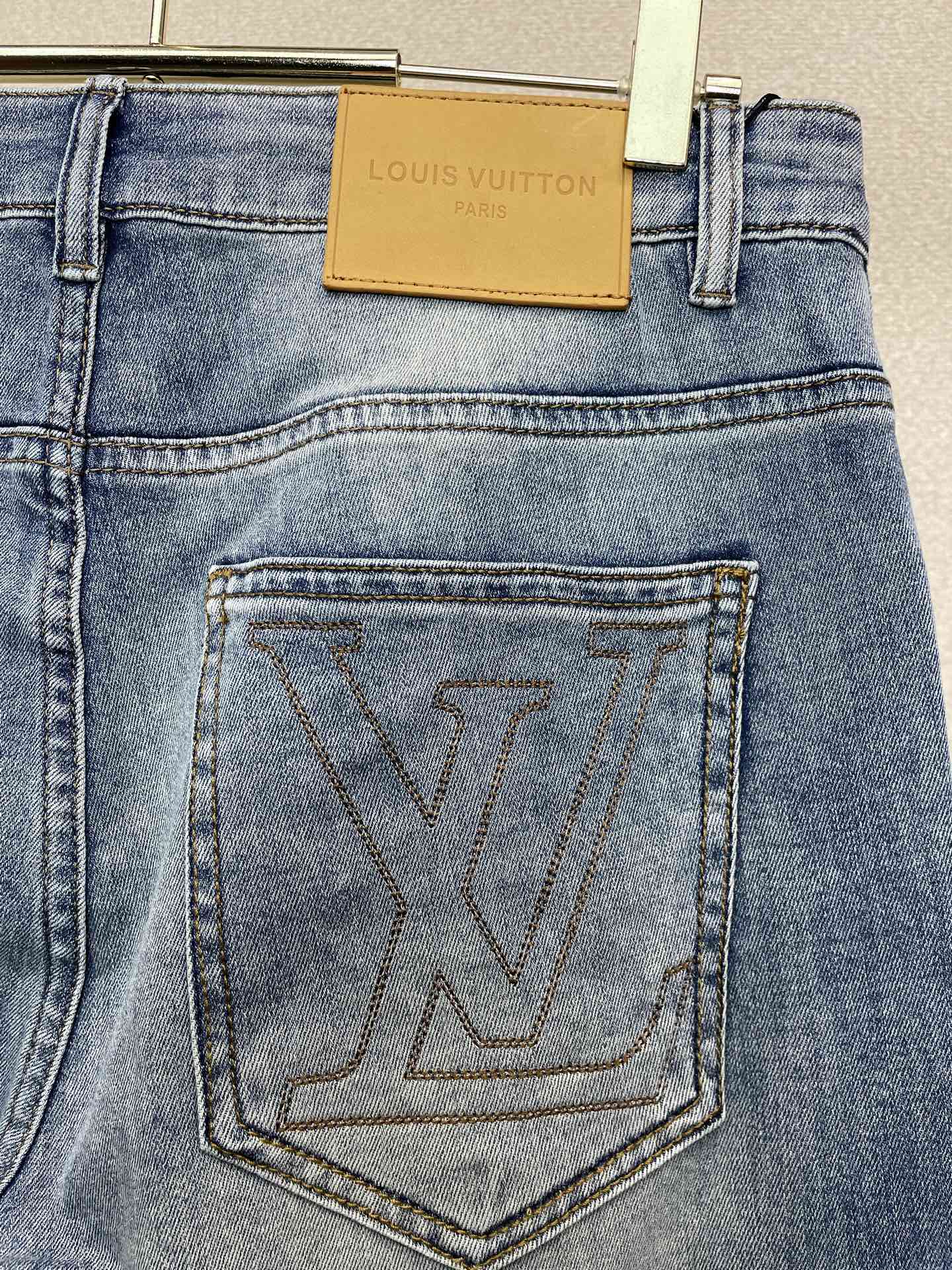 Louis Vuitton路易威登💥独家专供新款休闲牛仔裤👖高端版本 专柜定制面料 透气舒适度高，细节无可挑剔，品牌元素