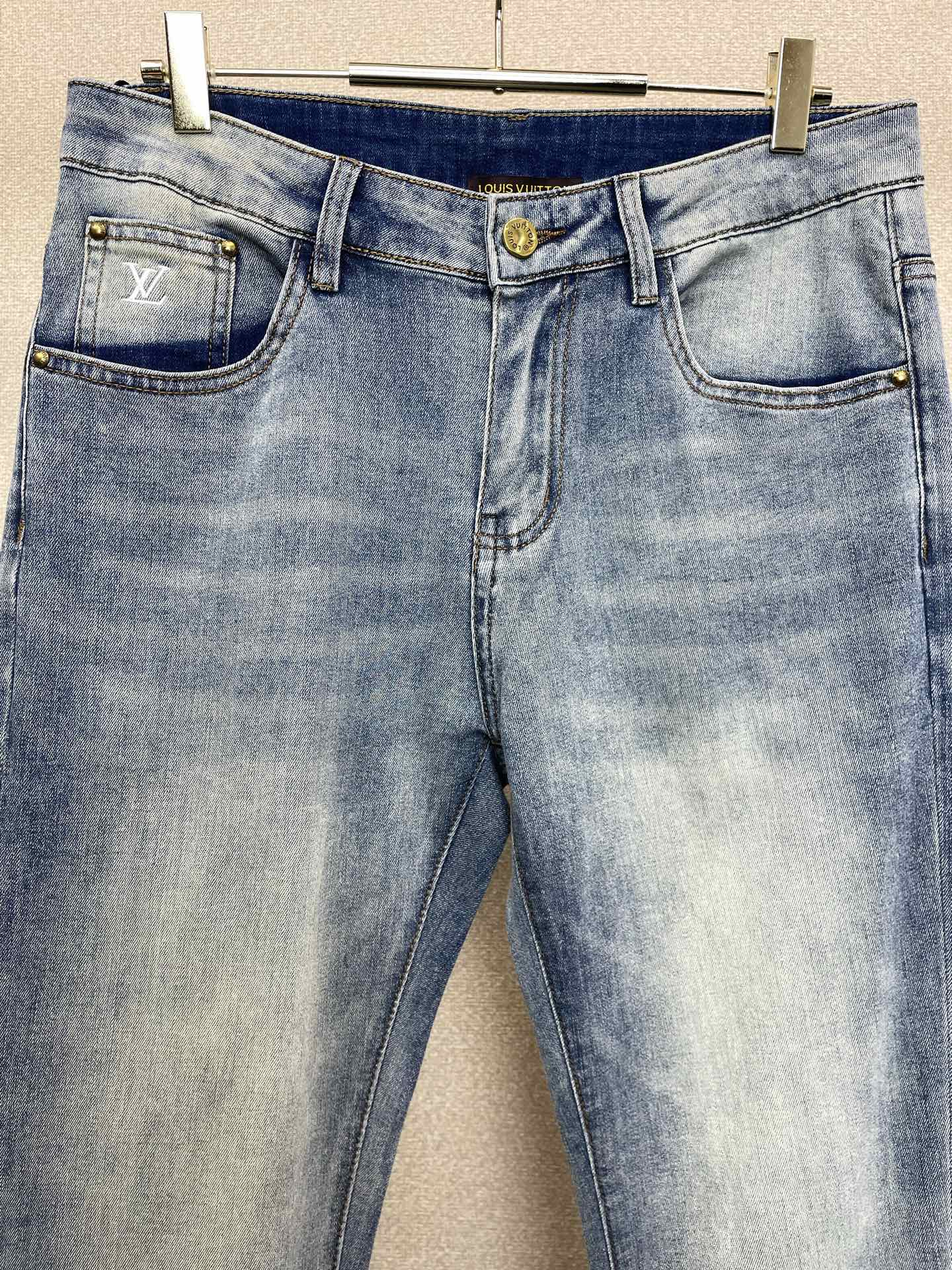 Louis Vuitton路易威登💥独家专供新款休闲牛仔裤👖高端版本 专柜定制面料 透气舒适度高，细节无可挑剔，品牌元素