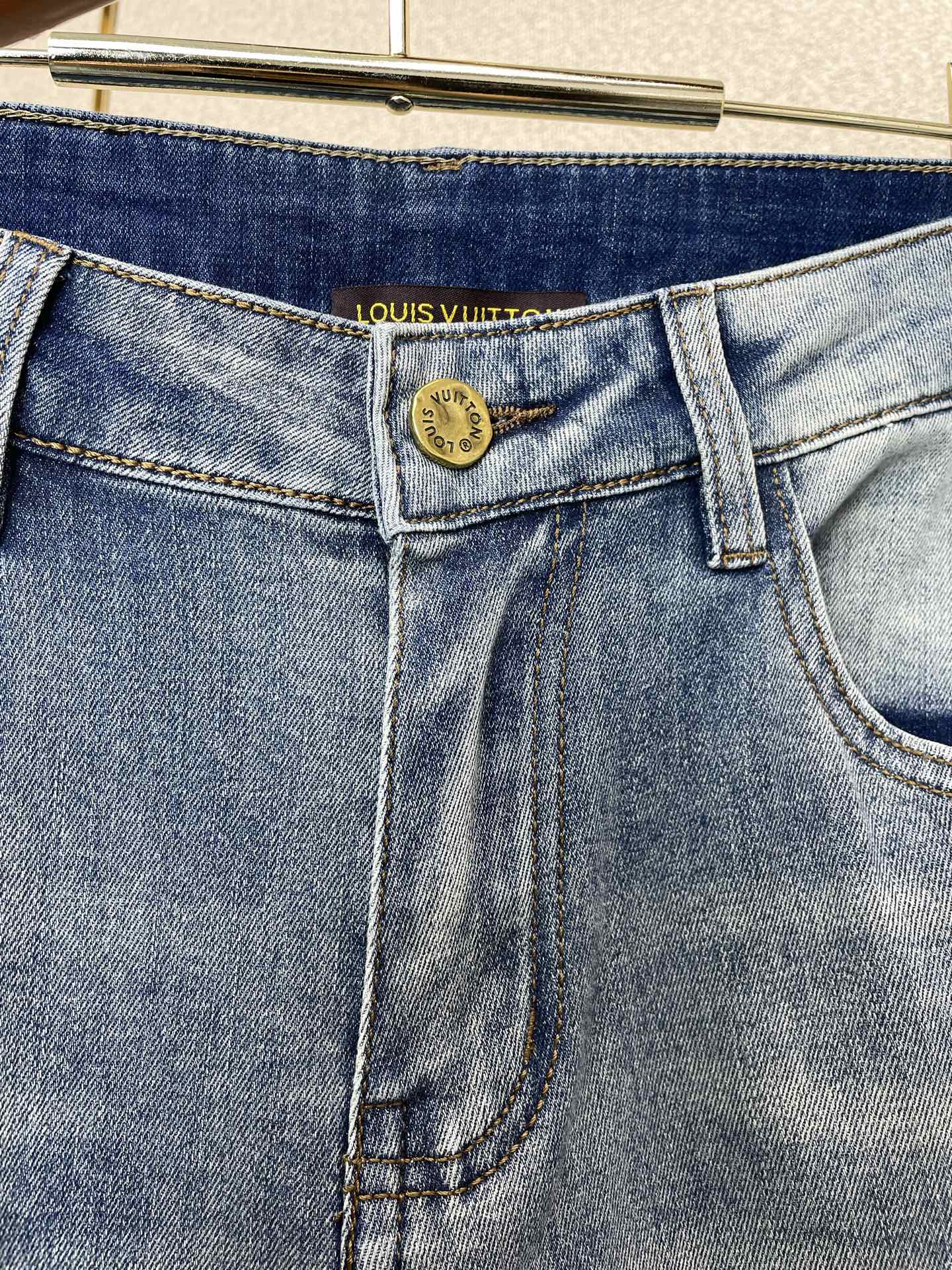 Louis Vuitton路易威登💥独家专供新款休闲牛仔裤👖高端版本 专柜定制面料 透气舒适度高，细节无可挑剔，品牌元素