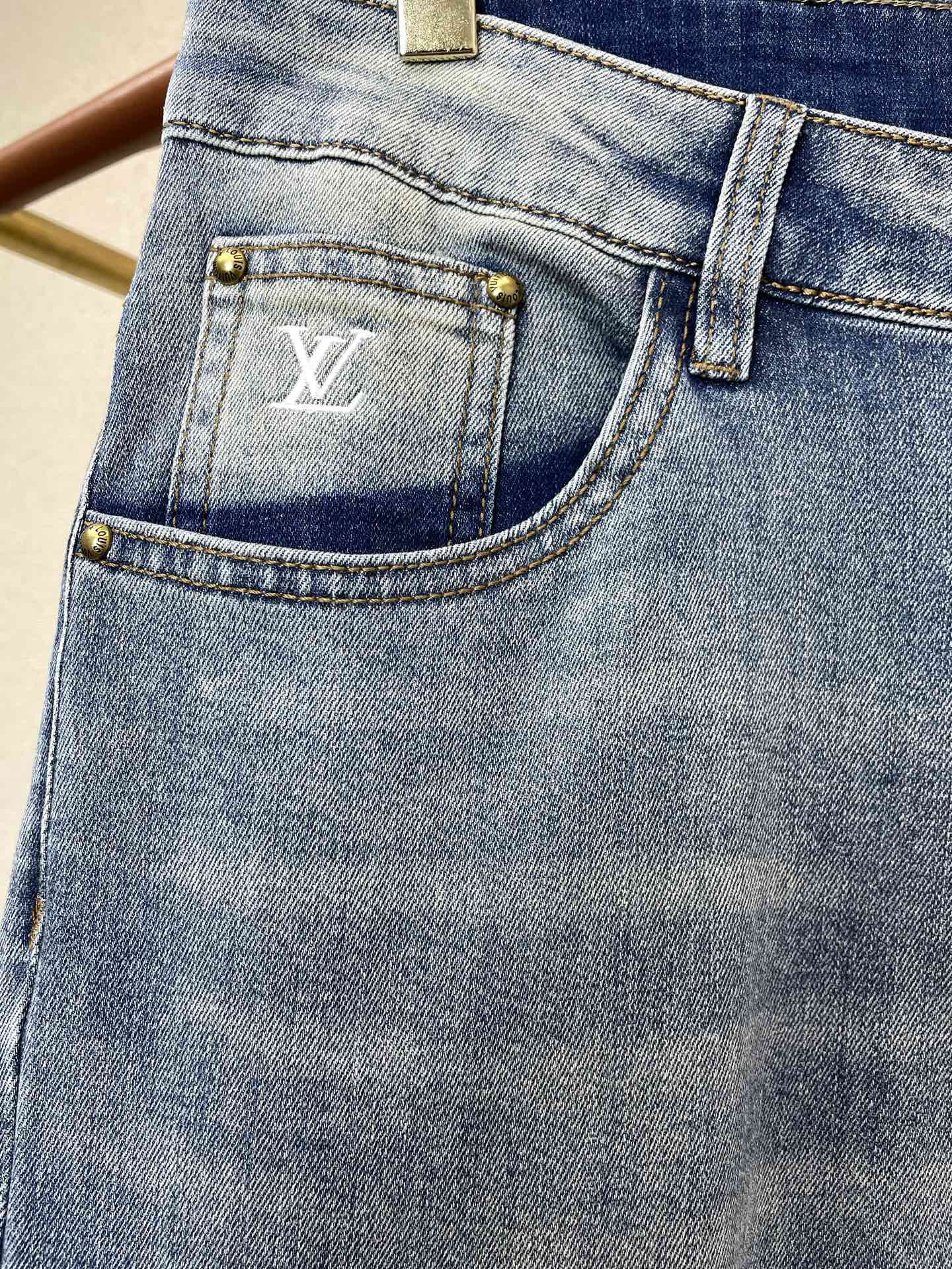 Louis Vuitton路易威登💥独家专供新款休闲牛仔裤👖高端版本 专柜定制面料 透气舒适度高，细节无可挑剔，品牌元素