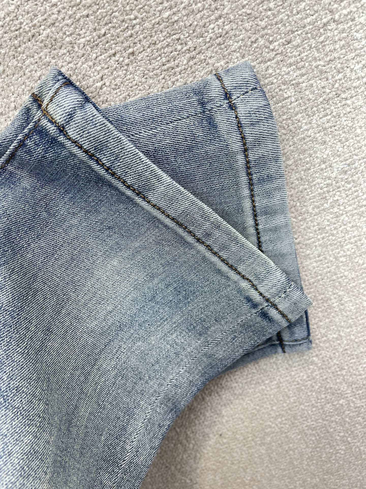 Louis Vuitton路易威登💥独家专供新款休闲牛仔裤👖高端版本 专柜定制面料 透气舒适度高，细节无可挑剔，品牌元素