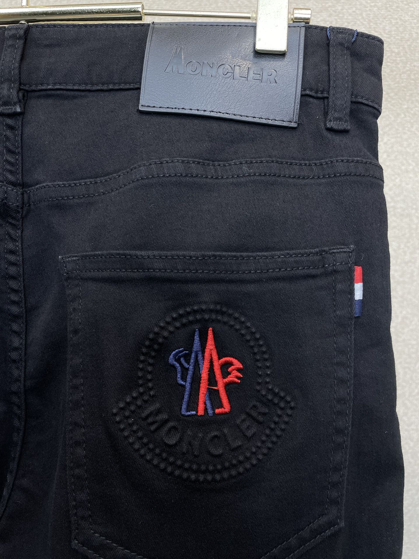 Moncler蒙口💥独家专供新款休闲牛仔裤👖高端版本 专柜定制面料 透气舒适度高，细节无可挑剔，品牌元素设计理念，体现高