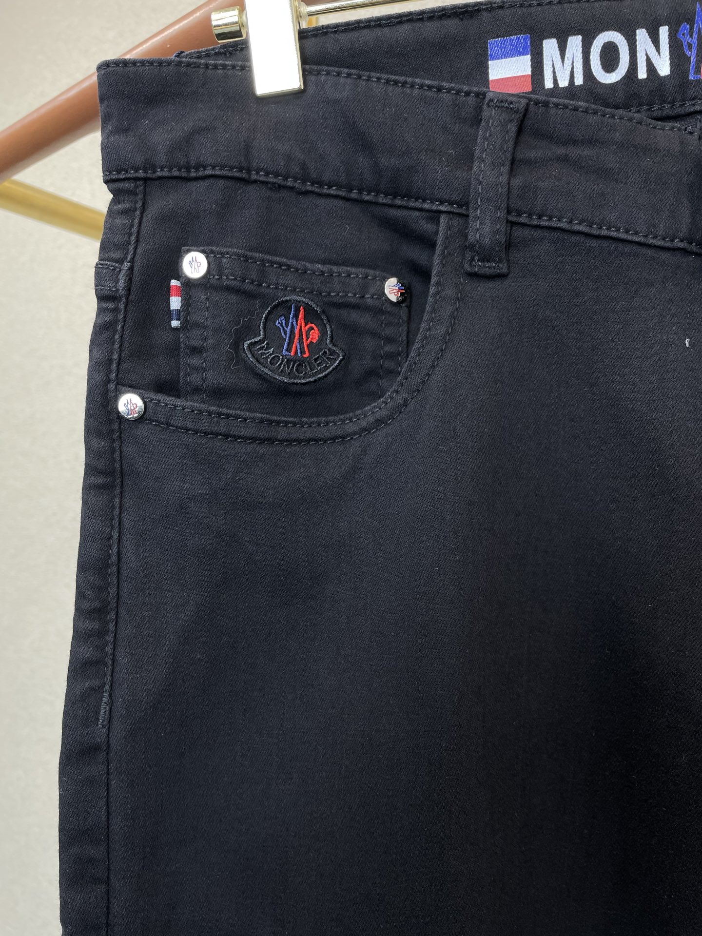 Moncler蒙口💥独家专供新款休闲牛仔裤👖高端版本 专柜定制面料 透气舒适度高，细节无可挑剔，品牌元素设计理念，体现高