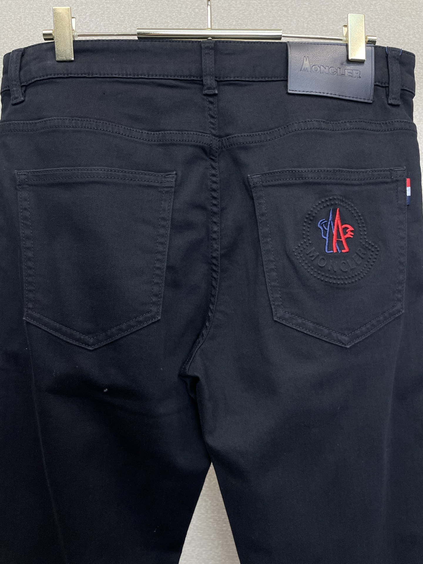 Moncler蒙口💥独家专供新款休闲牛仔裤👖高端版本 专柜定制面料 透气舒适度高，细节无可挑剔，品牌元素设计理念，体现高