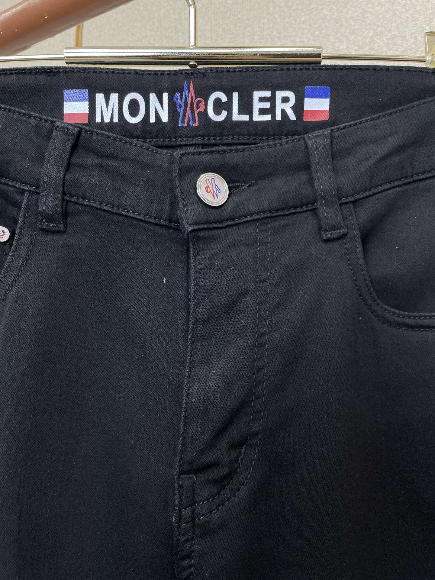Moncler蒙口💥独家专供新款休闲牛仔裤👖高端版本 专柜定制面料 透气舒适度高，细节无可挑剔，品牌元素设计理念，体现高