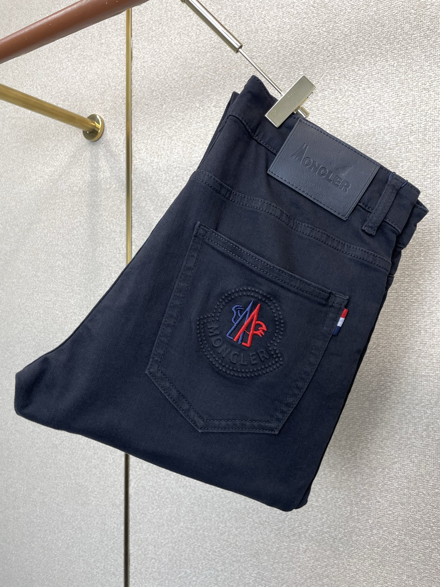 Moncler蒙口💥独家专供新款休闲牛仔裤👖高端版本 专柜定制面料 透气舒适度高，细节无可挑剔，品牌元素设计理念，体现高