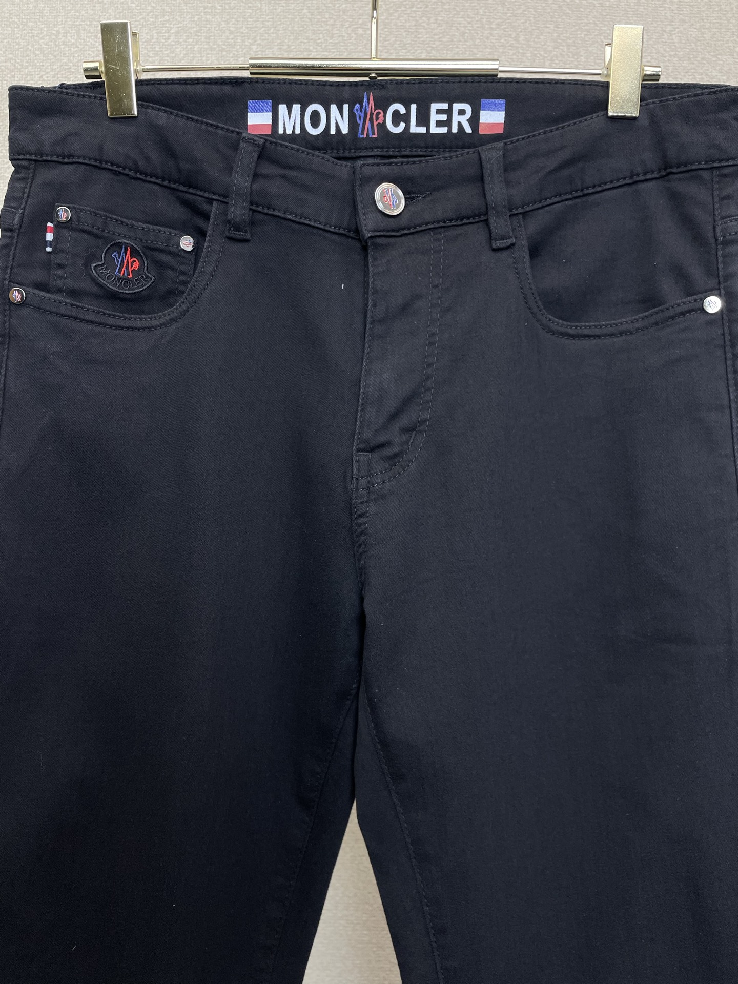 Moncler蒙口💥独家专供新款休闲牛仔裤👖高端版本 专柜定制面料 透气舒适度高，细节无可挑剔，品牌元素设计理念，体现高