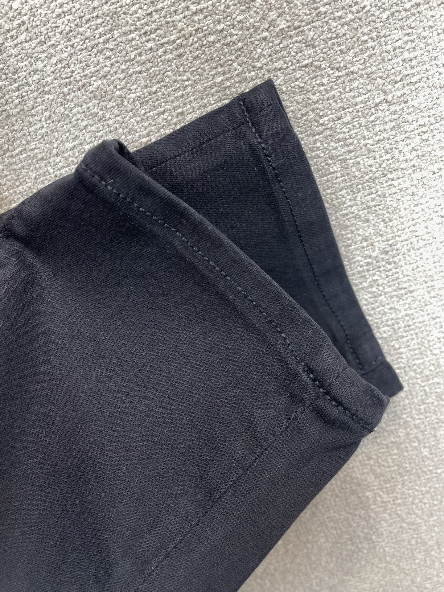 Moncler蒙口💥独家专供新款休闲牛仔裤👖高端版本 专柜定制面料 透气舒适度高，细节无可挑剔，品牌元素设计理念，体现高
