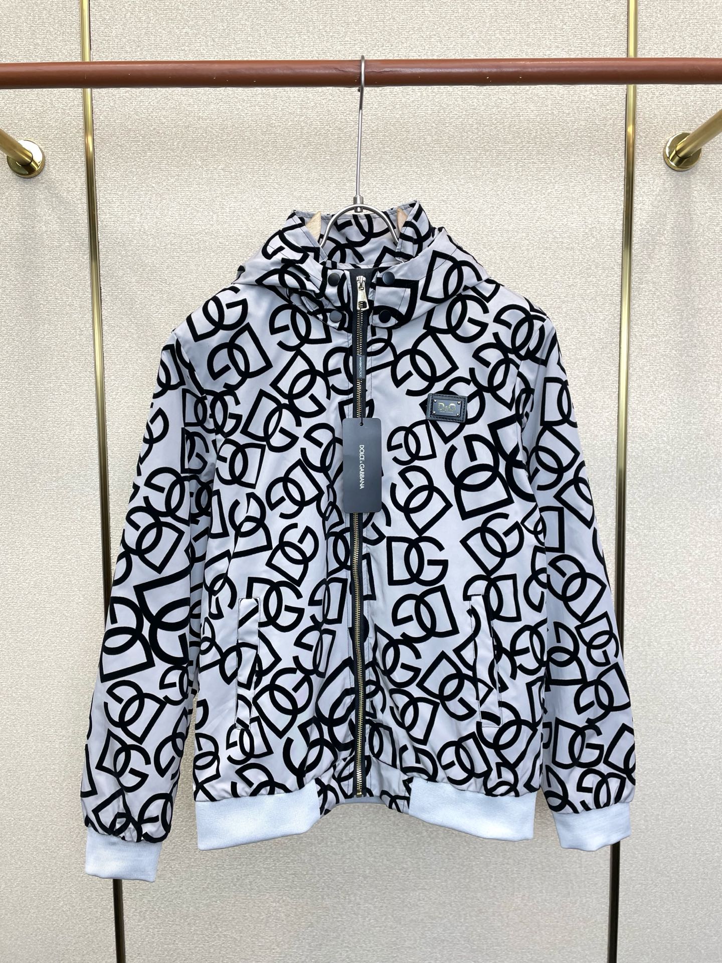 Dolce&Gabbana杜嘉班纳💥独家专供最新时尚连帽夹克。经典设计感与颜值爆棚的外套,品质更是无法挑剔品控可以直接入 Dolce&Gabbana杜嘉班纳💥独家专供最新时尚连帽夹克。经典设计感与颜值爆棚的外套,品质更是无法挑剔品控可以直接入