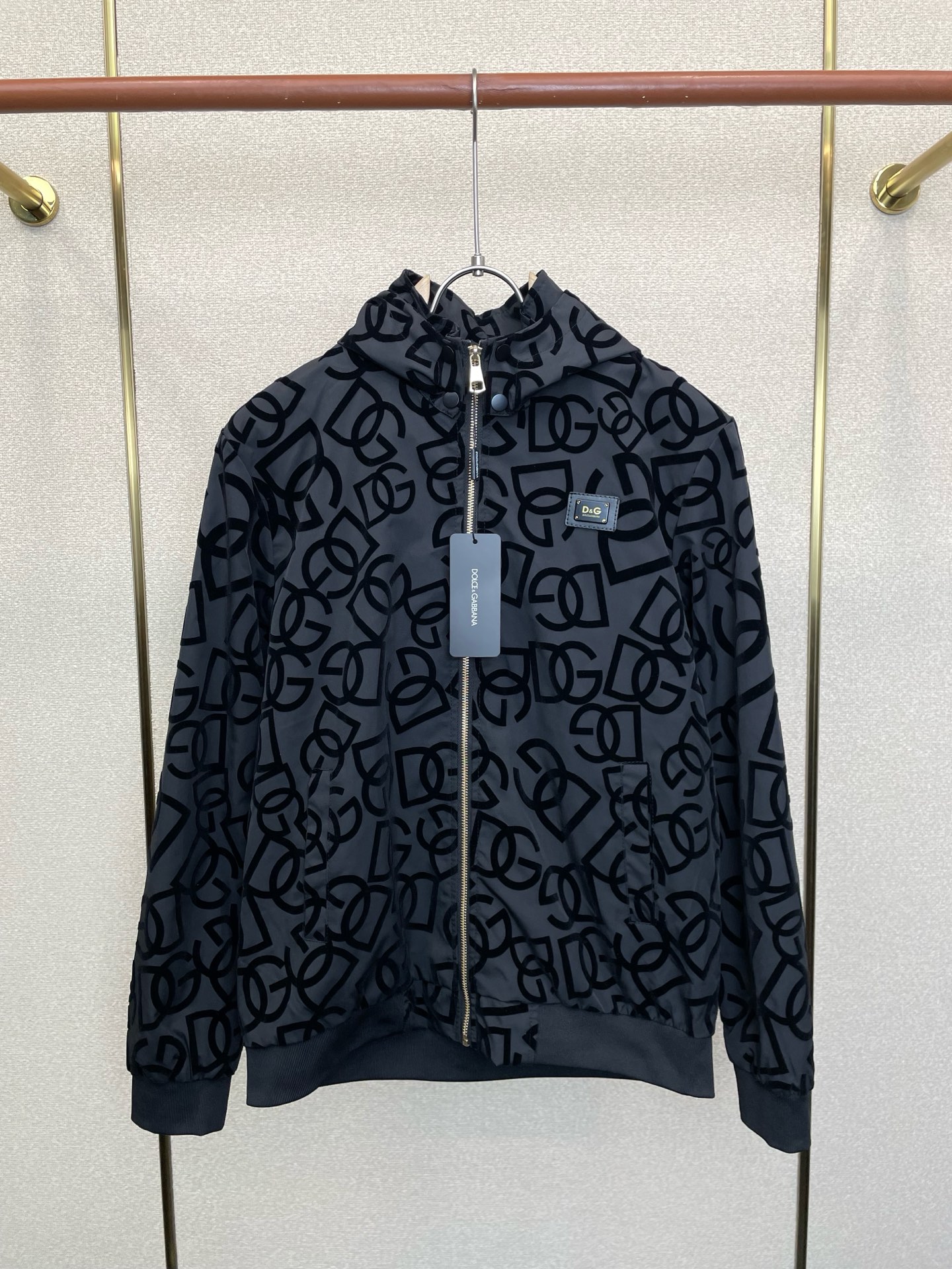 Dolce&Gabbana杜嘉班纳💥独家专供最新时尚连帽夹克。经典设计感与颜值爆棚的外套,品质更是无法挑剔品控可以直接入 Dolce&Gabbana杜嘉班纳💥独家专供最新时尚连帽夹克。经典设计感与颜值爆棚的外套,品质更是无法挑剔品控可以直接入