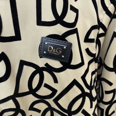 Dolce&Gabbana杜嘉班纳💥独家专供最新时尚连帽夹克。经典设计感与颜值爆棚的外套,品质更是无法挑剔品控可以直接入 Dolce&Gabbana杜嘉班纳💥独家专供最新时尚连帽夹克。经典设计感与颜值爆棚的外套,品质更是无法挑剔品控可以直接入