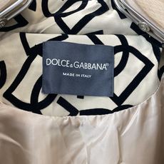 Dolce&Gabbana杜嘉班纳💥独家专供最新时尚连帽夹克。经典设计感与颜值爆棚的外套,品质更是无法挑剔品控可以直接入 Dolce&Gabbana杜嘉班纳💥独家专供最新时尚连帽夹克。经典设计感与颜值爆棚的外套,品质更是无法挑剔品控可以直接入