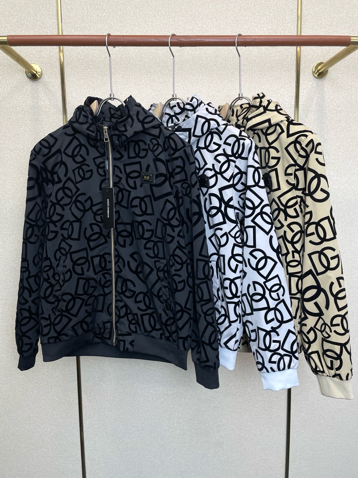 Dolce&Gabbana杜嘉班纳💥独家专供最新时尚连帽夹克。经典设计感与颜值爆棚的外套，品质更是无法挑剔品控可以直接入