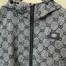 Gucci古驰💥独家专供最新时尚连帽夹克。经典设计感与颜值爆棚的外套,品质更是无法挑剔品控可以直接入手,不容过错的高端臻 Gucci古驰💥独家专供最新时尚连帽夹克。经典设计感与颜值爆棚的外套,品质更是无法挑剔品控可以直接入手,不容过错的高端臻