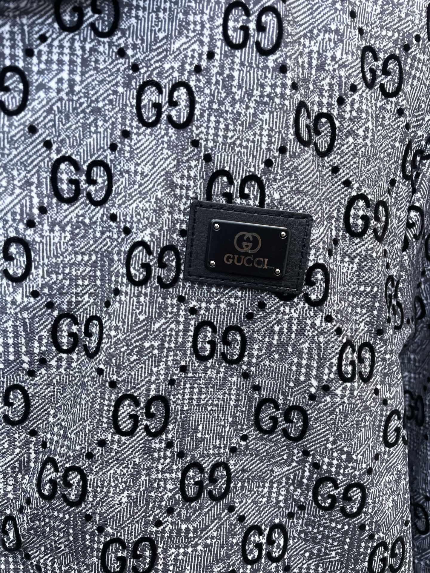 Gucci古驰💥独家专供最新时尚连帽夹克。经典设计感与颜值爆棚的外套,品质更是无法挑剔品控可以直接入手,不容过错的高端臻 Gucci古驰💥独家专供最新时尚连帽夹克。经典设计感与颜值爆棚的外套,品质更是无法挑剔品控可以直接入手,不容过错的高端臻