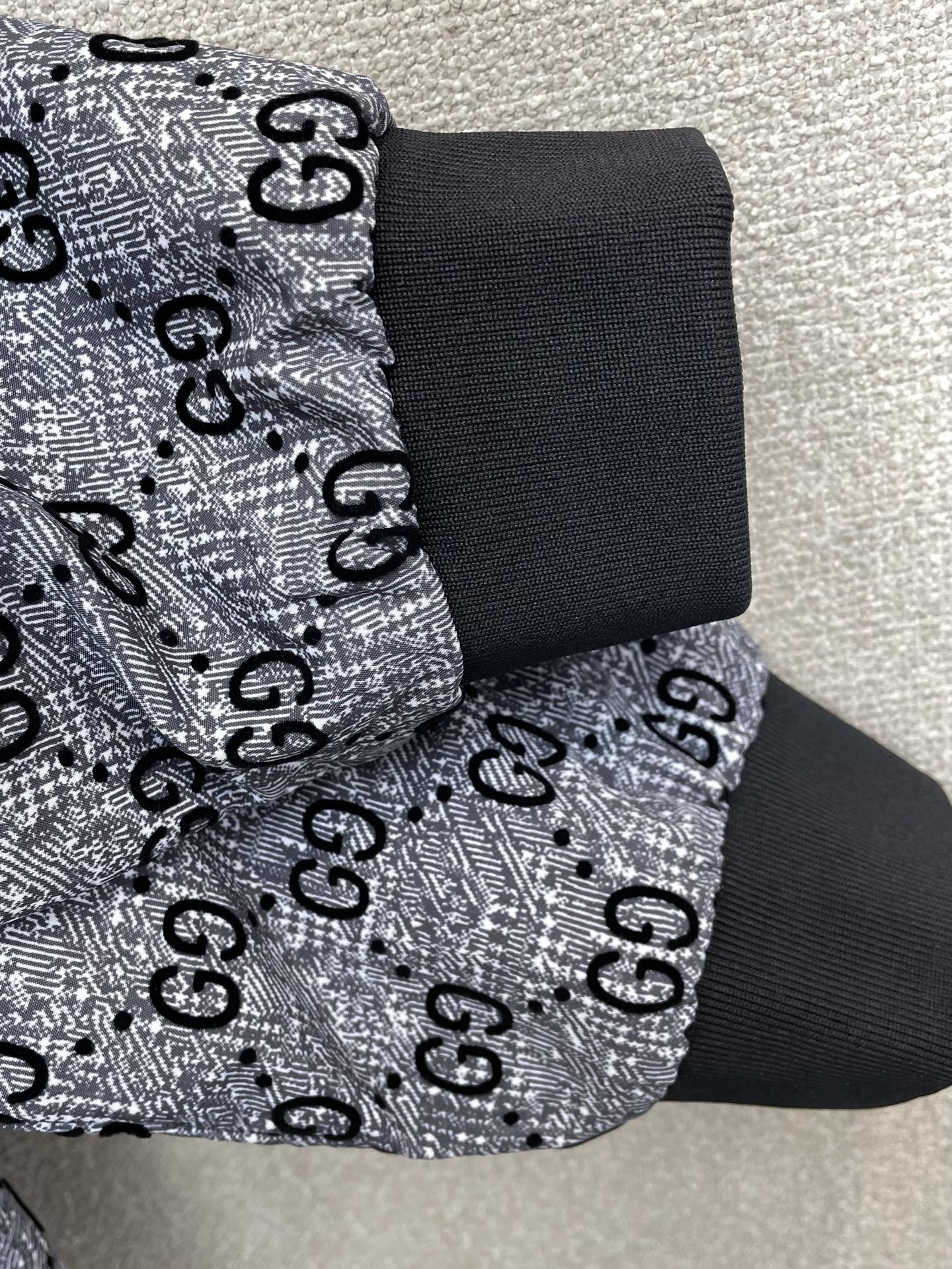 Gucci古驰💥独家专供最新时尚连帽夹克。经典设计感与颜值爆棚的外套,品质更是无法挑剔品控可以直接入手,不容过错的高端臻 Gucci古驰💥独家专供最新时尚连帽夹克。经典设计感与颜值爆棚的外套,品质更是无法挑剔品控可以直接入手,不容过错的高端臻