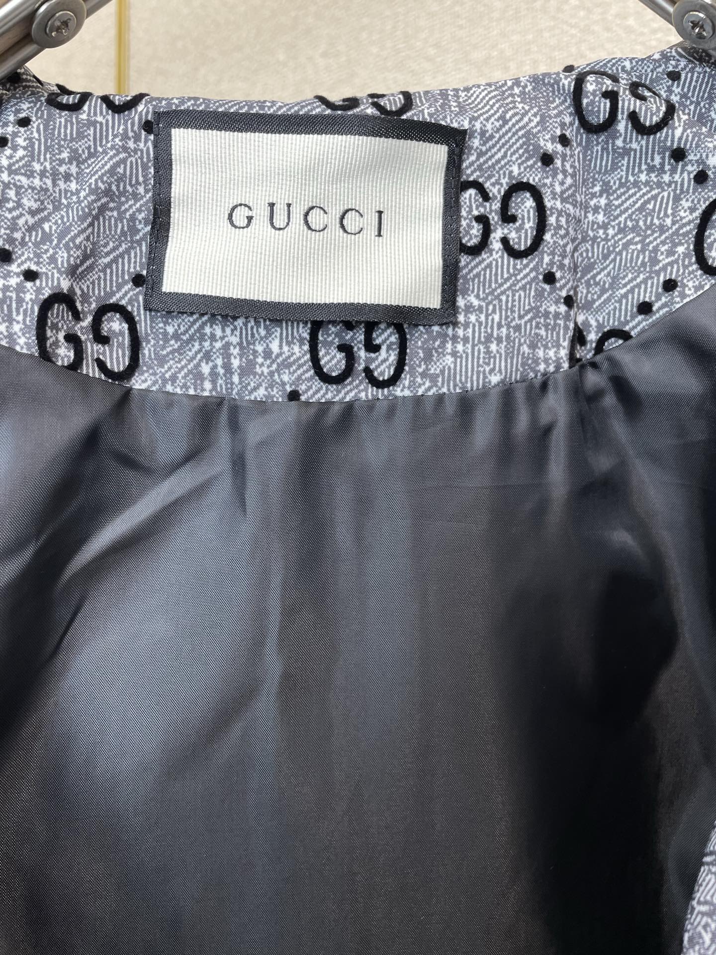 Gucci古驰💥独家专供最新时尚连帽夹克。经典设计感与颜值爆棚的外套,品质更是无法挑剔品控可以直接入手,不容过错的高端臻 Gucci古驰💥独家专供最新时尚连帽夹克。经典设计感与颜值爆棚的外套,品质更是无法挑剔品控可以直接入手,不容过错的高端臻