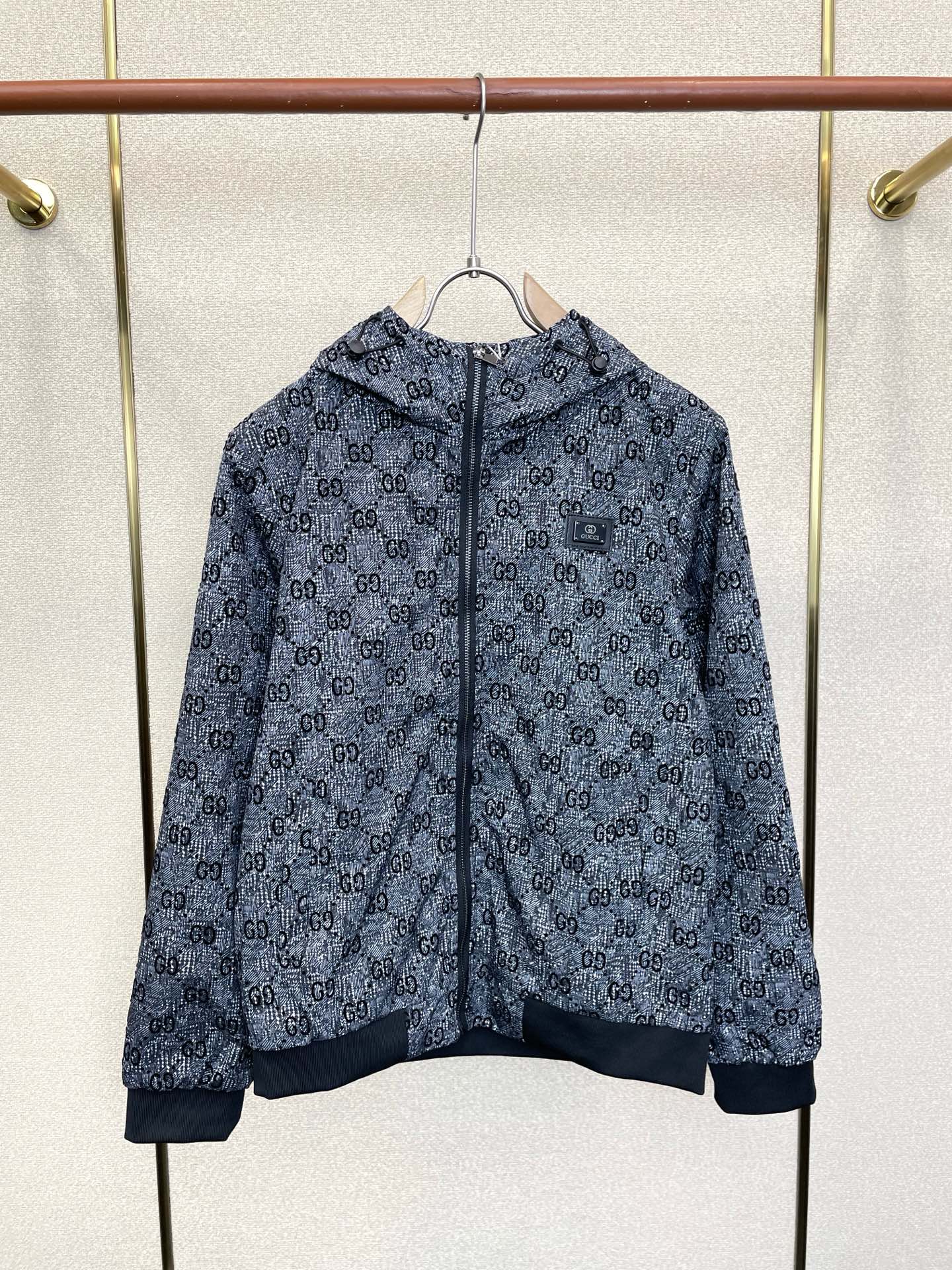Gucci古驰💥独家专供最新时尚连帽夹克。经典设计感与颜值爆棚的外套,品质更是无法挑剔品控可以直接入手,不容过错的高端臻 Gucci古驰💥独家专供最新时尚连帽夹克。经典设计感与颜值爆棚的外套,品质更是无法挑剔品控可以直接入手,不容过错的高端臻