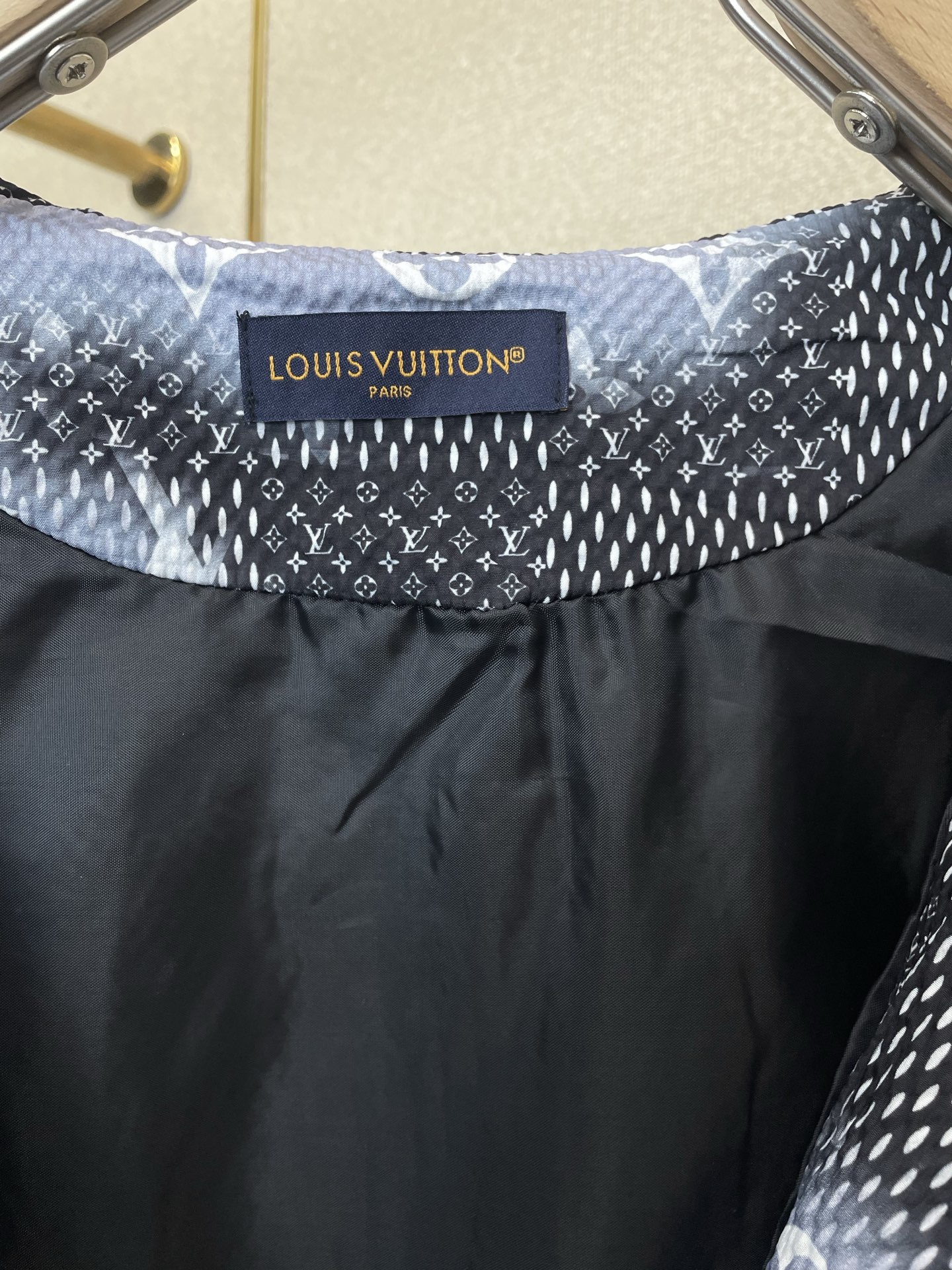 Louis Vuitton路易威登💥独家专供最新时尚连帽夹克。经典设计感与颜值爆棚的外套,品质更是无法挑剔品控可以直接入 Louis Vuitton路易威登💥独家专供最新时尚连帽夹克。经典设计感与颜值爆棚的外套,品质更是无法挑剔品控可以直接入