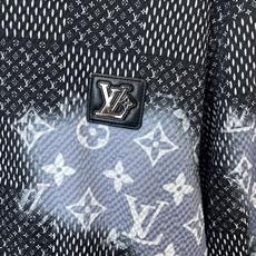Louis Vuitton路易威登💥独家专供最新时尚连帽夹克。经典设计感与颜值爆棚的外套,品质更是无法挑剔品控可以直接入 Louis Vuitton路易威登💥独家专供最新时尚连帽夹克。经典设计感与颜值爆棚的外套,品质更是无法挑剔品控可以直接入
