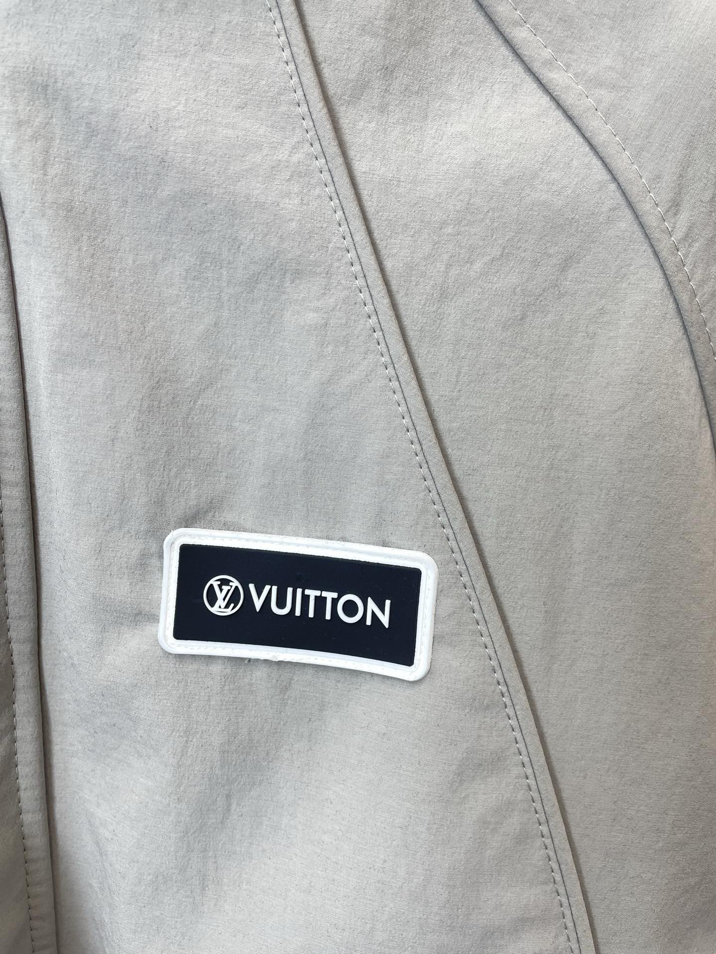 Louis Vuitton路易威登💥独家专供最新时尚连帽夹克。经典设计感与颜值爆棚的外套，品质更是无法挑剔品控可以直接入