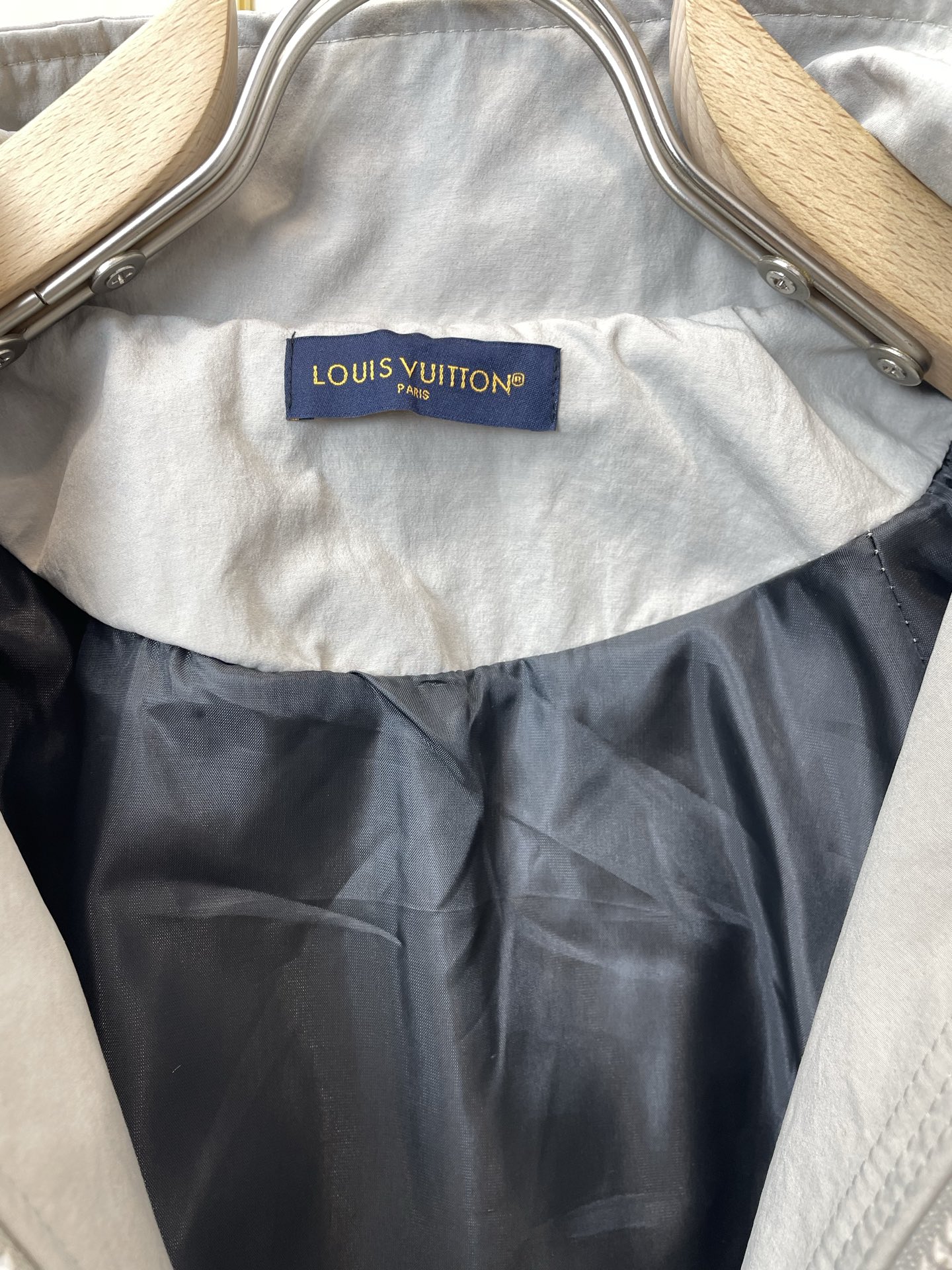 Louis Vuitton路易威登💥独家专供最新时尚连帽夹克。经典设计感与颜值爆棚的外套，品质更是无法挑剔品控可以直接入
