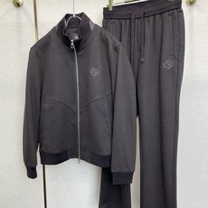 /套。Loro Piana-Loro Piana诺悠翩雅💥休闲运动套装,外贸公司订单 独家专供进口原版聚酯纤维面料,透气 /套。Loro Piana-Loro Piana诺悠翩雅💥休闲运动套装,外贸公司订单 独家专供进口原版聚酯纤维面料,透气