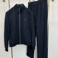 /套。Loro Piana-Loro Piana诺悠翩雅💥休闲运动套装,外贸公司订单 独家专供进口原版聚酯纤维面料,透气 /套。Loro Piana-Loro Piana诺悠翩雅💥休闲运动套装,外贸公司订单 独家专供进口原版聚酯纤维面料,透气