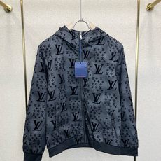 Louis Vuitton路易威登💥砸锅卖铁都要上的新款最新时尚连帽夹克,经典设计感与颜值爆棚的外套,品质更是无法挑剔品 Louis Vuitton路易威登💥砸锅卖铁都要上的新款最新时尚连帽夹克,经典设计感与颜值爆棚的外套,品质更是无法挑剔品