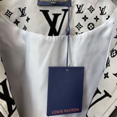 Louis Vuitton路易威登💥砸锅卖铁都要上的新款最新时尚连帽夹克,经典设计感与颜值爆棚的外套,品质更是无法挑剔品 Louis Vuitton路易威登💥砸锅卖铁都要上的新款最新时尚连帽夹克,经典设计感与颜值爆棚的外套,品质更是无法挑剔品
