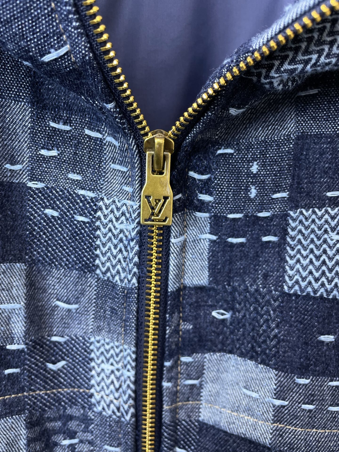 Louis Vuitton路易威登💥砸锅卖铁都要上的新款最新春秋时尚连帽牛仔夹克 经典设计感与颜值爆棚的外套,品质更是无 Louis Vuitton路易威登💥砸锅卖铁都要上的新款最新春秋时尚连帽牛仔夹克 经典设计感与颜值爆棚的外套,品质更是无