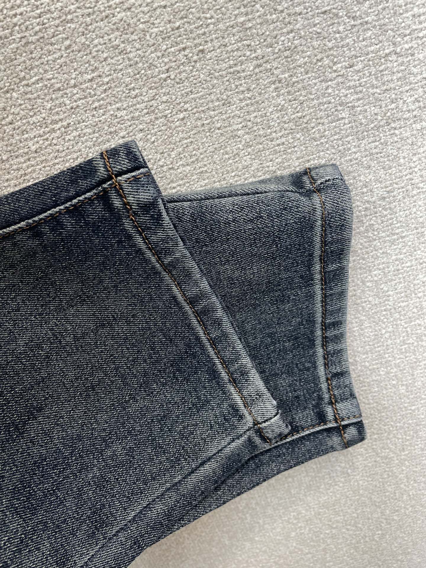 FENDI芬迪💥砸锅卖铁都要上的新款新款秋冬牛仔裤👖高端版本！专柜定制面料 透气舒适度高，细节无可挑剔，品牌元素设计理念