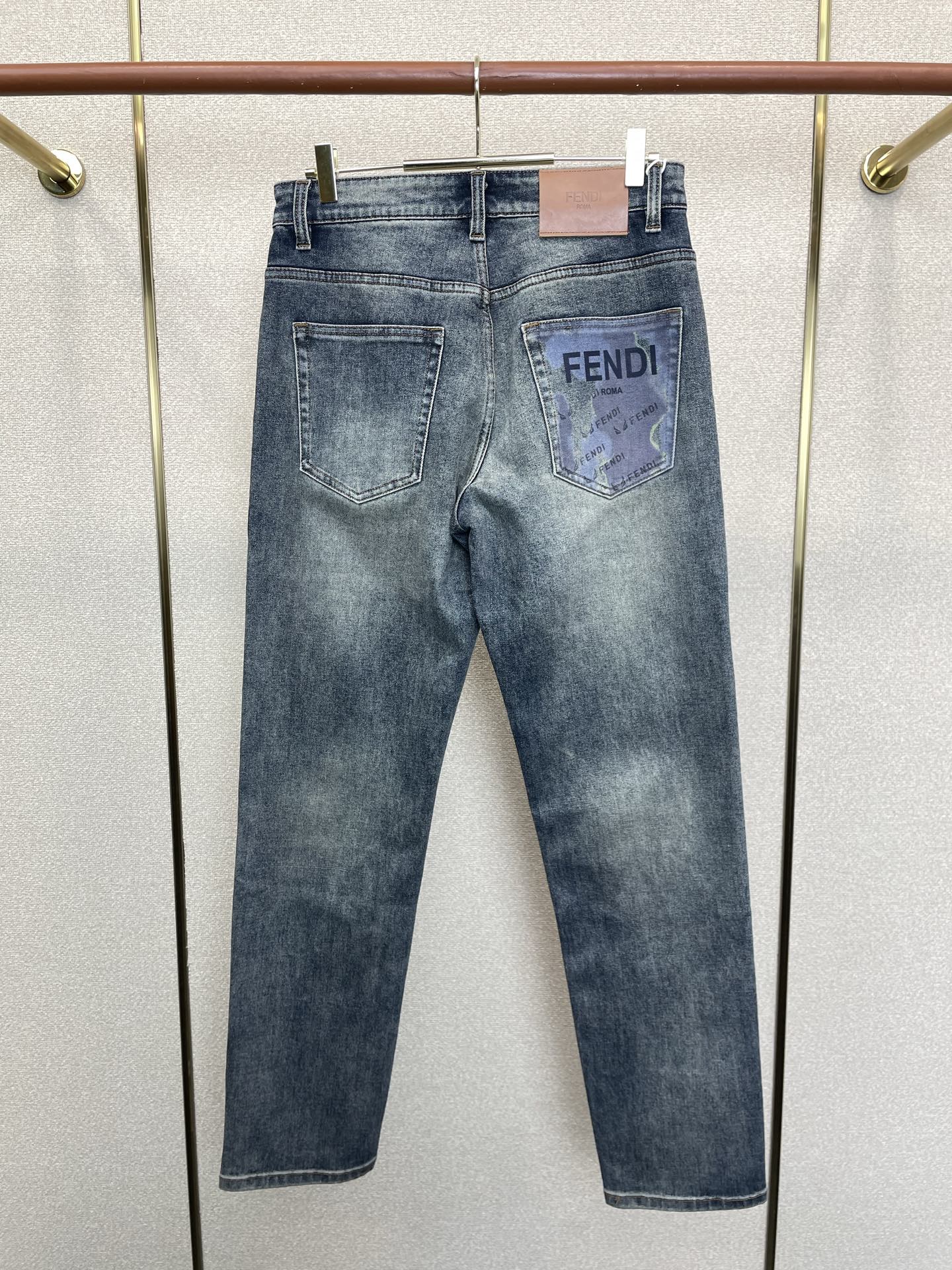 FENDI芬迪💥砸锅卖铁都要上的新款新款秋冬牛仔裤👖高端版本！专柜定制面料 透气舒适度高，细节无可挑剔，品牌元素设计理念