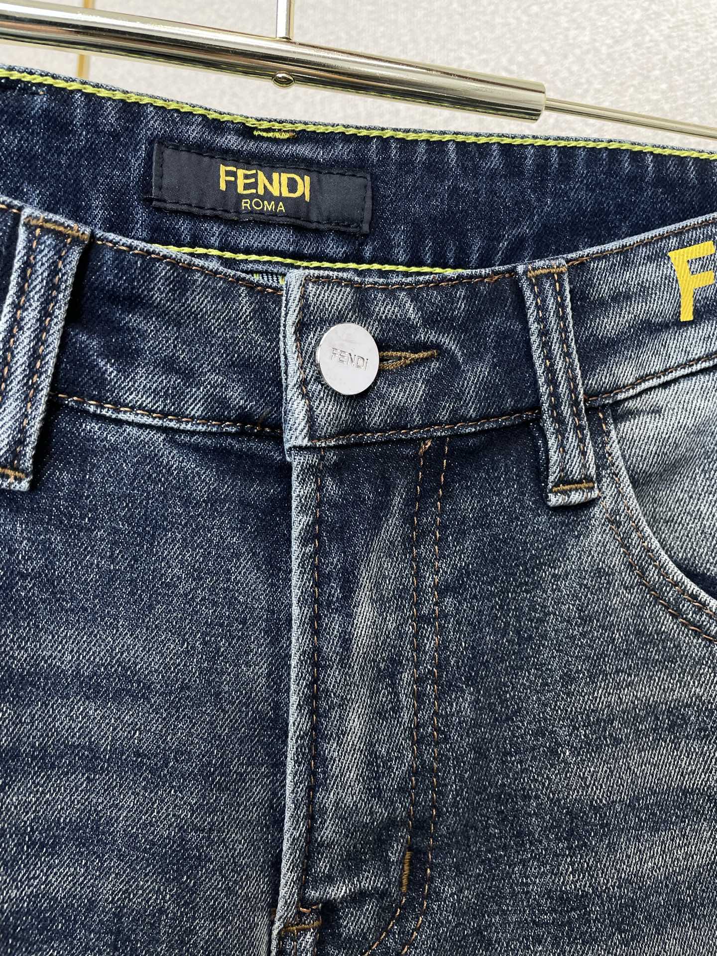 FENDI芬迪💥砸锅卖铁都要上的新款新款秋冬牛仔裤👖高端版本！专柜定制面料 透气舒适度高，细节无可挑剔，品牌元素设计理念