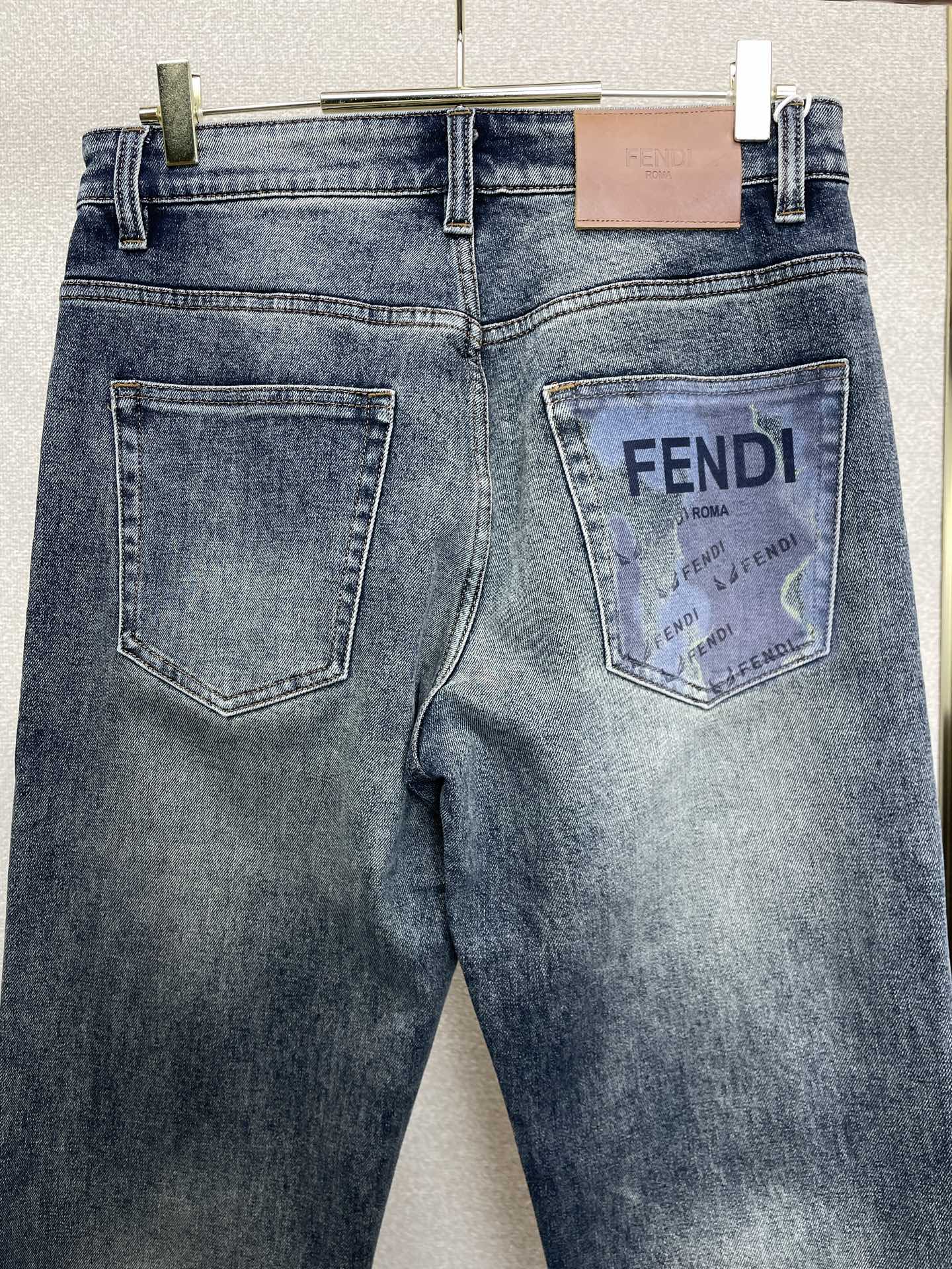 FENDI芬迪💥砸锅卖铁都要上的新款新款秋冬牛仔裤👖高端版本！专柜定制面料 透气舒适度高，细节无可挑剔，品牌元素设计理念