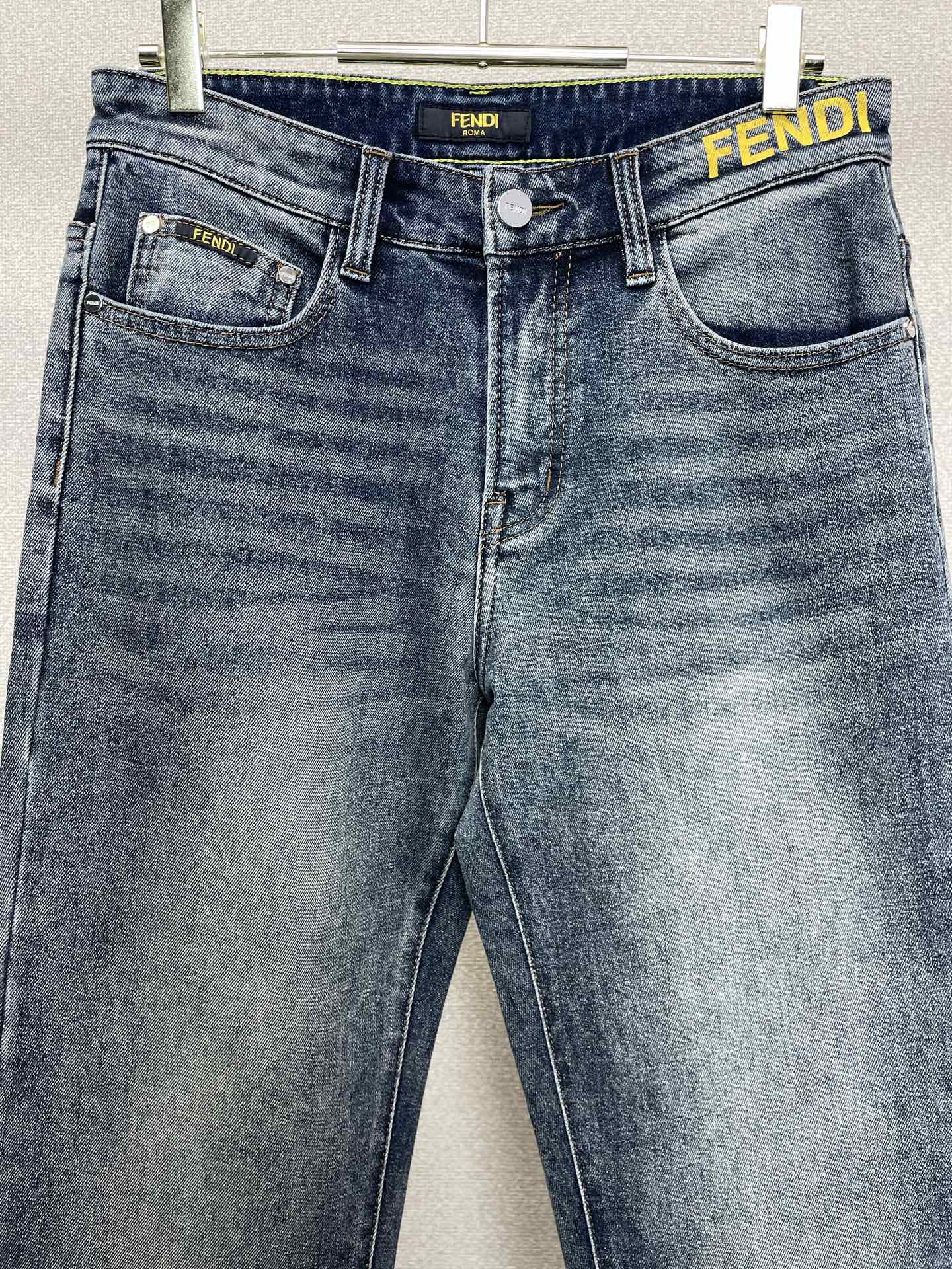 FENDI芬迪💥砸锅卖铁都要上的新款新款秋冬牛仔裤👖高端版本！专柜定制面料 透气舒适度高，细节无可挑剔，品牌元素设计理念