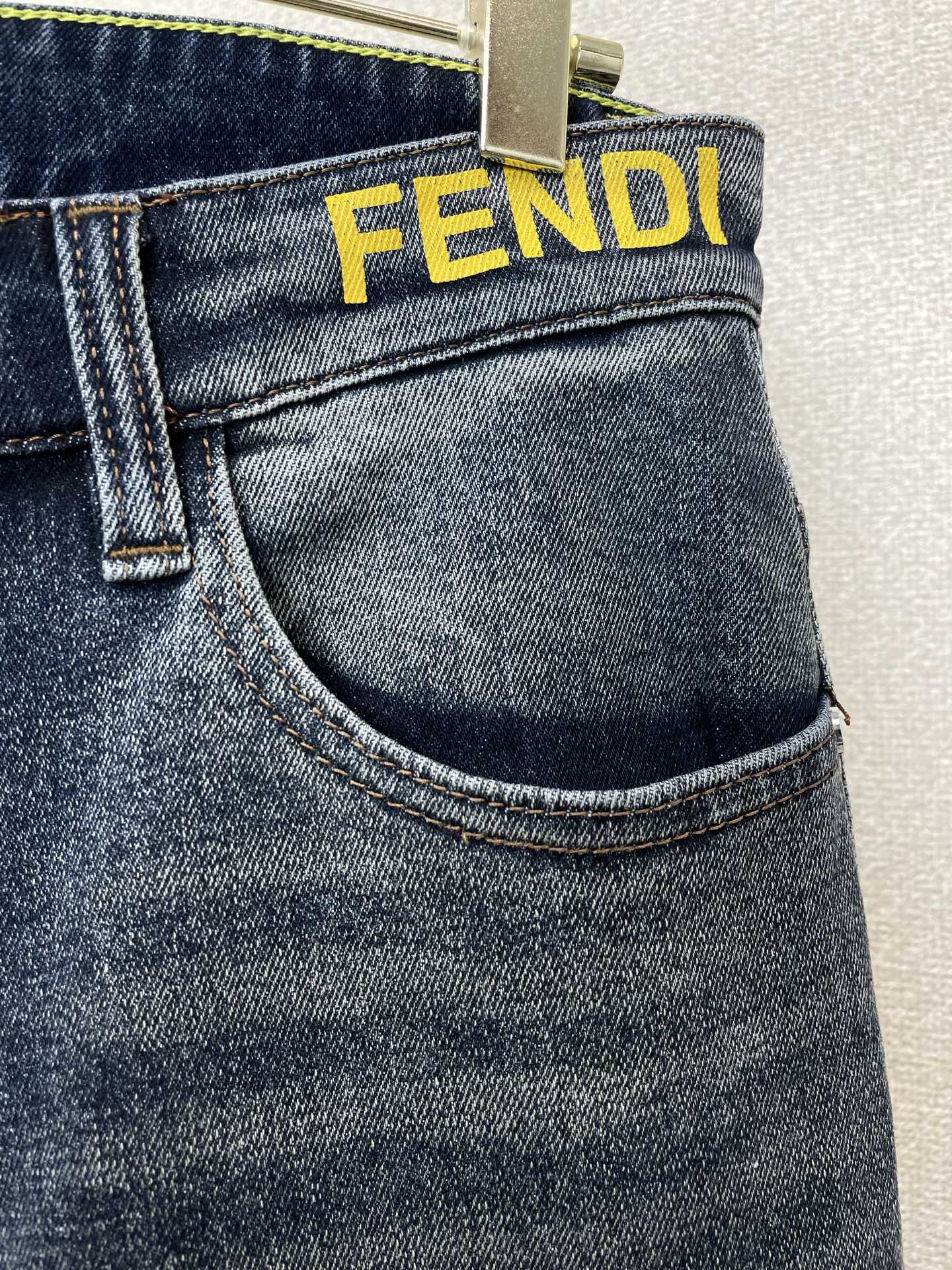 FENDI芬迪💥砸锅卖铁都要上的新款新款秋冬牛仔裤👖高端版本！专柜定制面料 透气舒适度高，细节无可挑剔，品牌元素设计理念