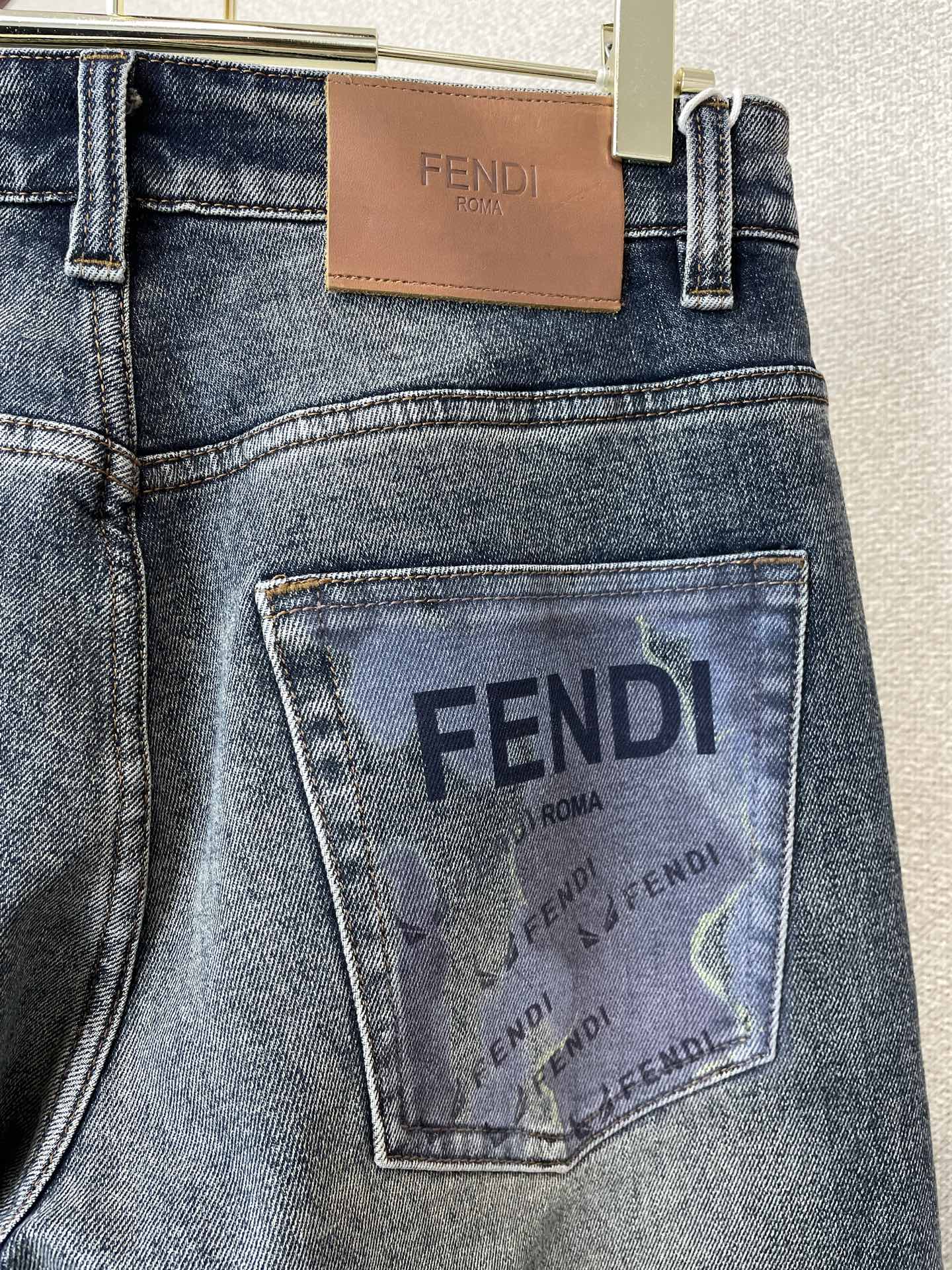 FENDI芬迪💥砸锅卖铁都要上的新款新款秋冬牛仔裤👖高端版本！专柜定制面料 透气舒适度高，细节无可挑剔，品牌元素设计理念
