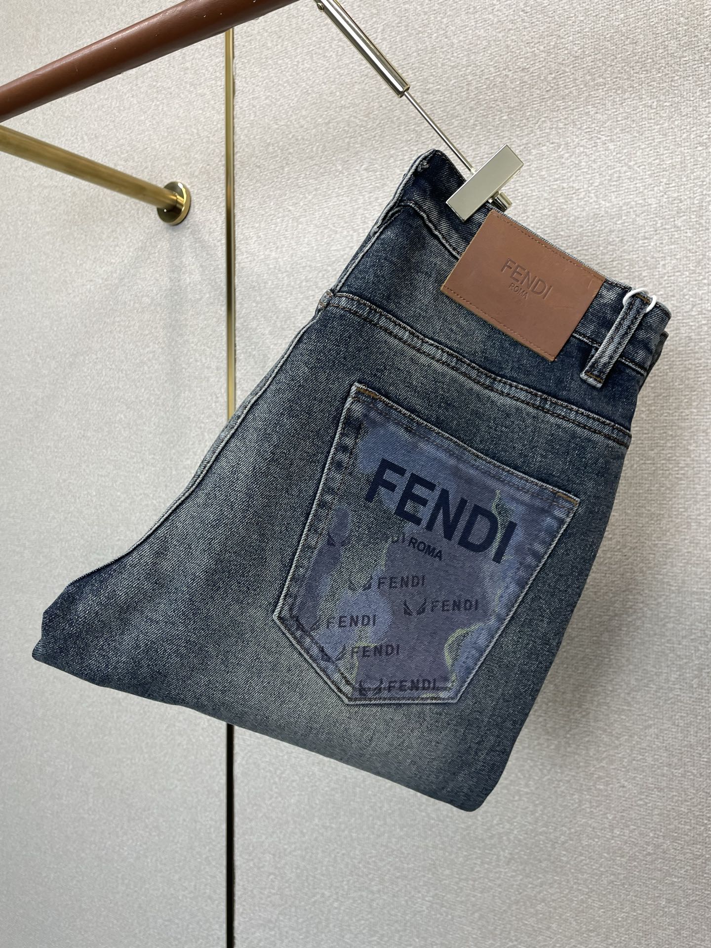 FENDI芬迪💥砸锅卖铁都要上的新款新款秋冬牛仔裤👖高端版本！专柜定制面料 透气舒适度高，细节无可挑剔，品牌元素设计理念